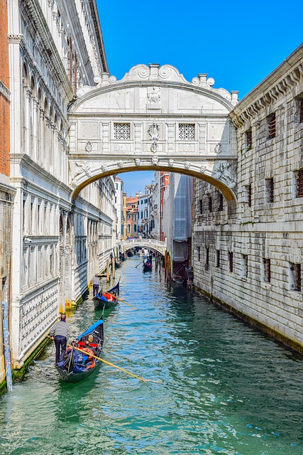 Venezia, cosa vedere nella città galleggiante tra merletti e vetro soffiato, venezia foto, venezia ponte dei sospiri
