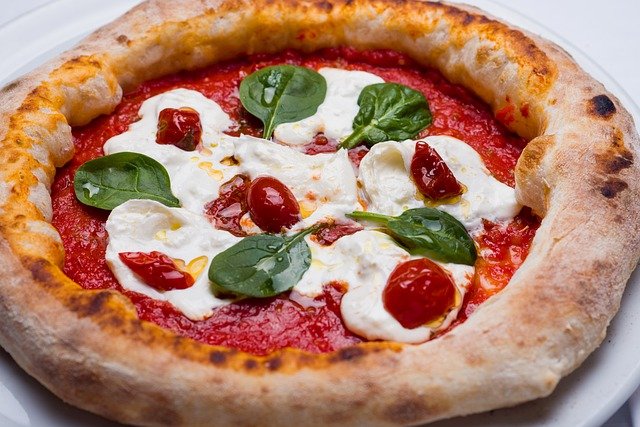Napoli, 10 cose imperdibili da vedere napoli pizza