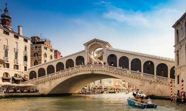 Venezia, cosa vedere nella città galleggiante tra merletti e vetro soffiato, venezia ponte rialto