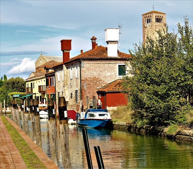 Venezia, cosa vedere nella città galleggiante tra merletti e vetro soffiato, venezia torcello
venezia musei  venezia palazzo ducale  venezia burano  venezia gondola  venezia monumenti  venezia citta  venezia la fenice  venezia arte  venezia museo  venezia case  venezia vetro  venezia  venezia unica  venezia carnevale  venezia teatro  venezia maschere