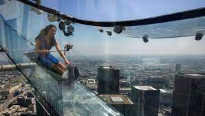 Skyslide, lo scivolo di vetro sul grattacielo